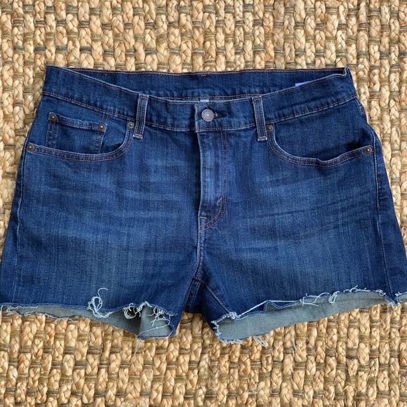 Levi’s Classic Cutoff Shorts Sz 32 - Picture 2 of 3